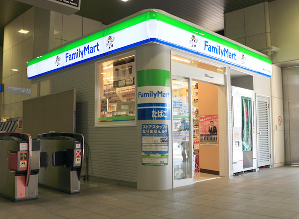 コンビニ　ファミリーマートはまりん新羽駅店（コンビニ）まで189m