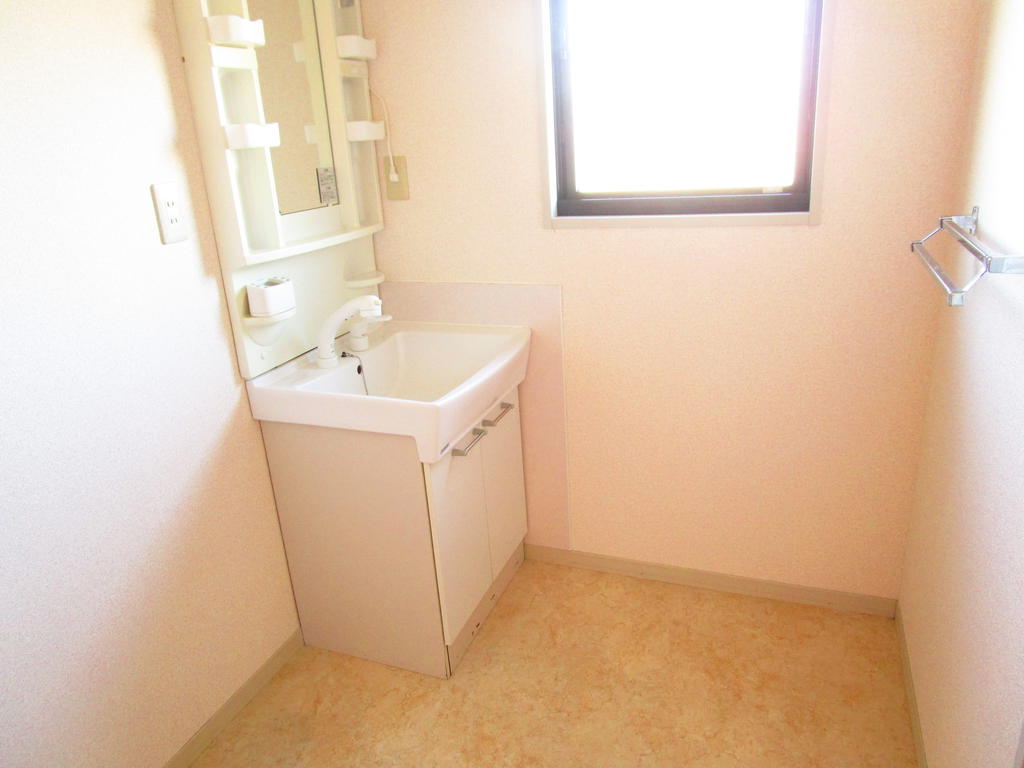 洗面設備　シャンプードレッサー付　窓もあり熱がこもらないですね！