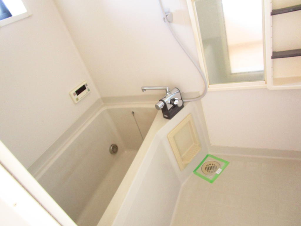 バス・シャワールーム　経済的な追焚機能付　小窓もあり