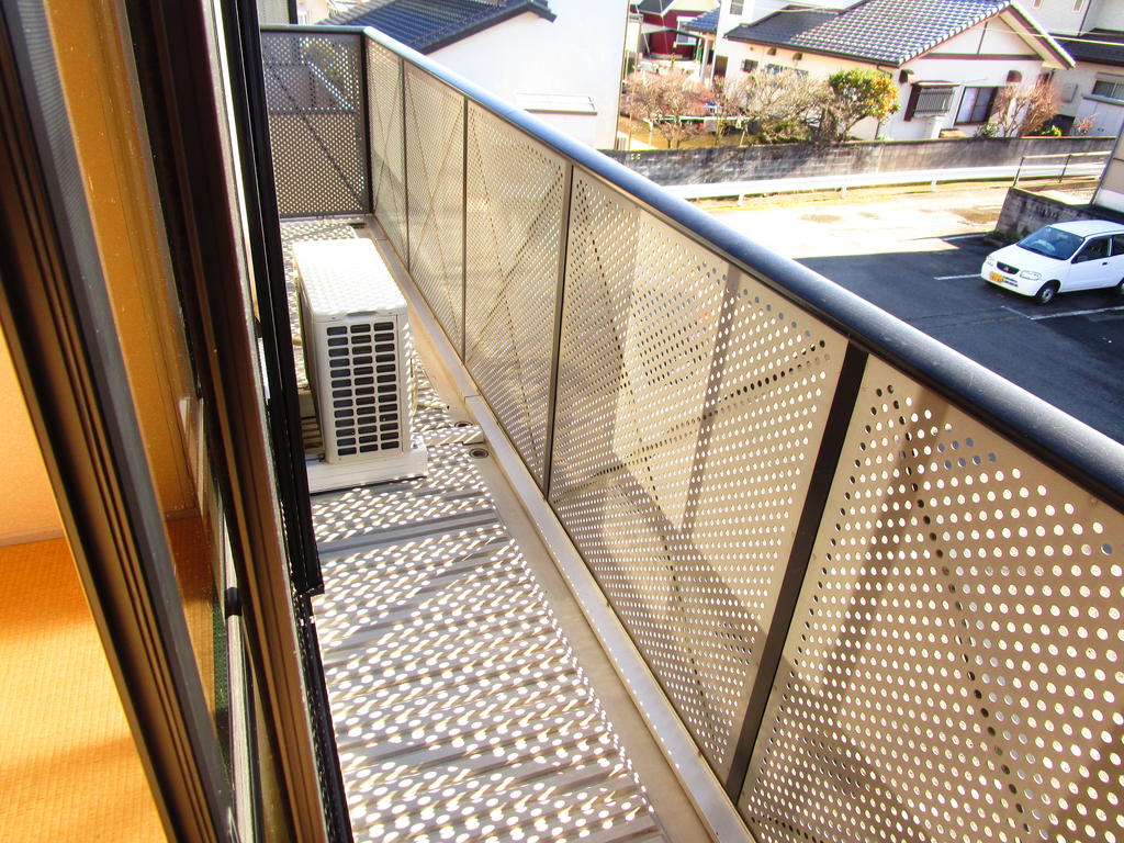 バルコニー　お布団も洗濯物もたっぷり干せますね！