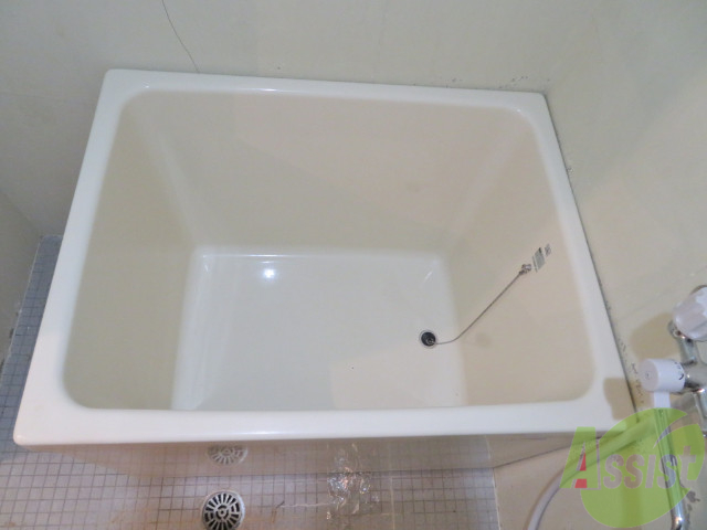 バス・シャワールーム　バスルームは狭すぎず、シャワーも浴びやすそうです。