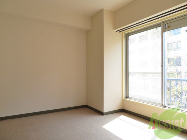 居室・リビング　６帖の洋室です。広々として、きれいですね。