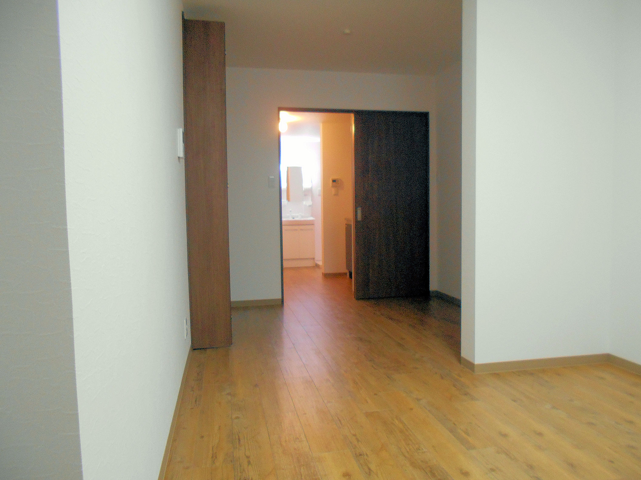 その他部屋・スペース　洋室からキッチンへ