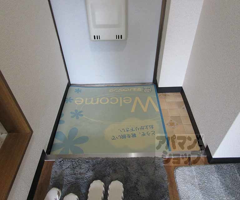 玄関　２０２号室の写真です。