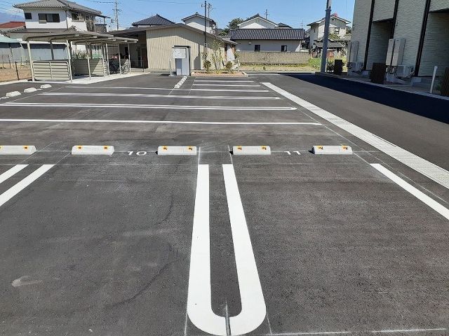 【上田市下塩尻のアパートの駐車場】