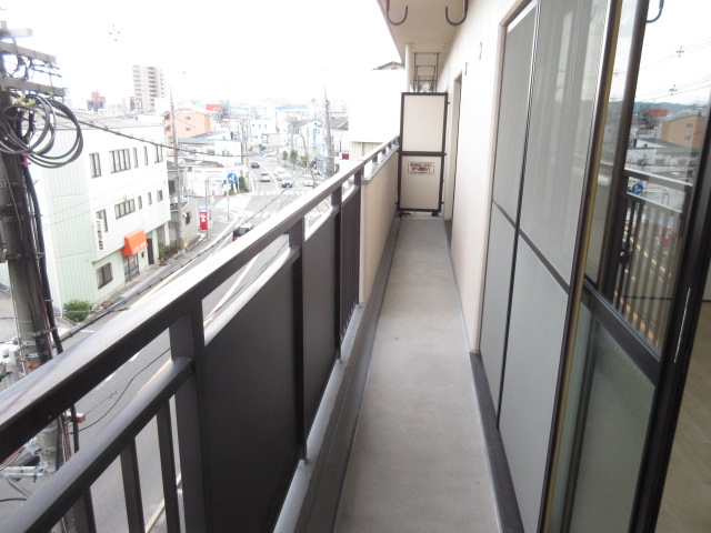 バルコニー　南向きで日当たり良好です。