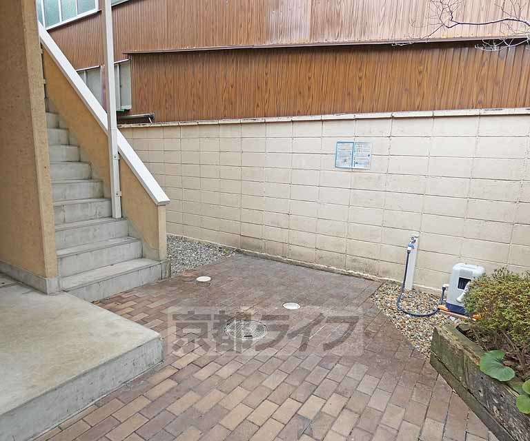 【京都市北区衣笠西馬場町のマンションのエントランス】