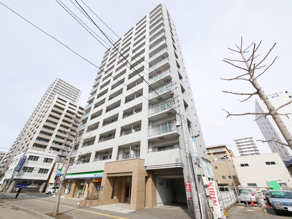 札幌市中央区南四条東のマンションの建物外観