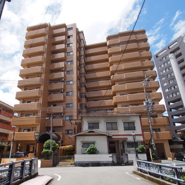 【熊本市中央区水前寺のマンションの建物外観】