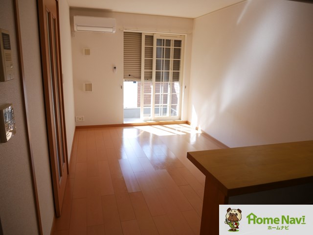 居室・リビング　エアコン付。シャッター雨戸付き