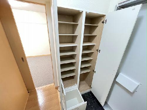 【レオパレスロハス富の原のエントランス】