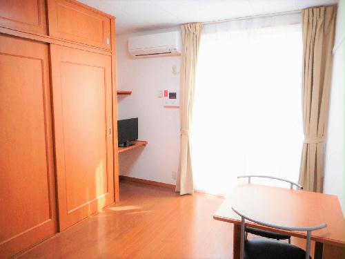 居室・リビング　カーテンやテーブル、テレビも備え付けです