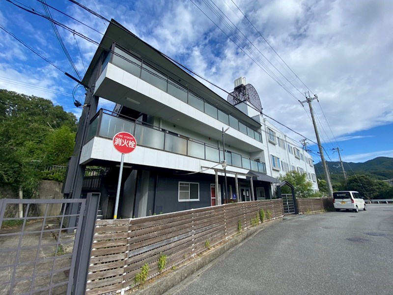 西宮市山口町中野のマンションの建物外観