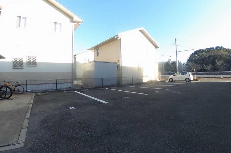 駐車場　建物東側です。