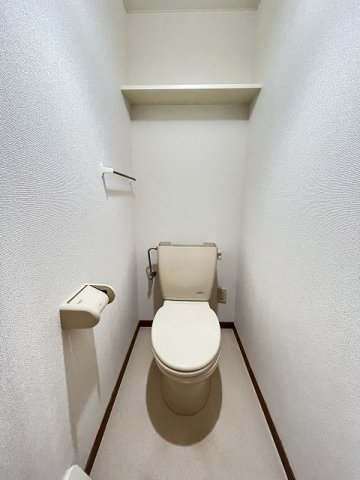 トイレ　落ち着いた色調のトイレです
