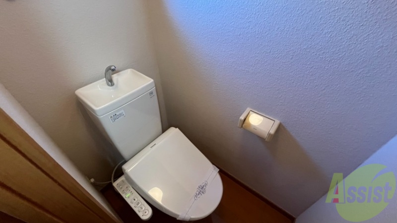 トイレ　温水洗浄便座なので快適に使用できそうですね。