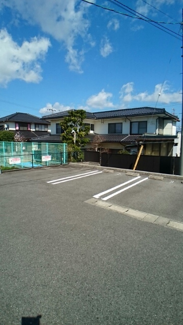 【松江市南平台のアパートの駐車場】