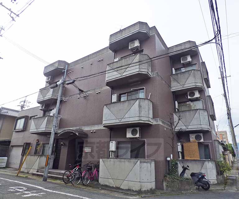 京都市北区上賀茂松本町のマンションの建物外観