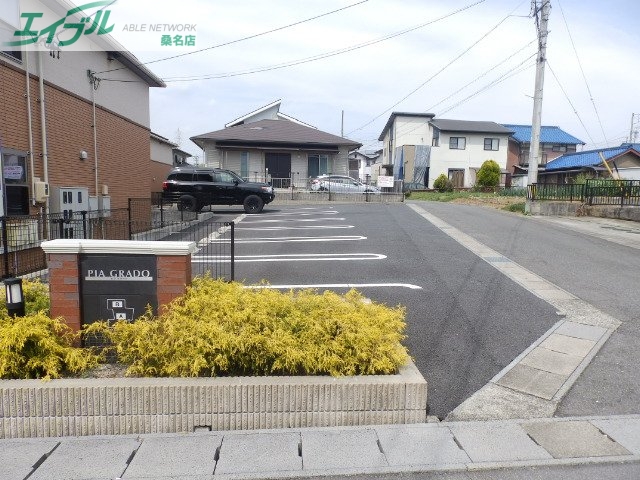 【桑名市大字五反田のアパートの駐車場】