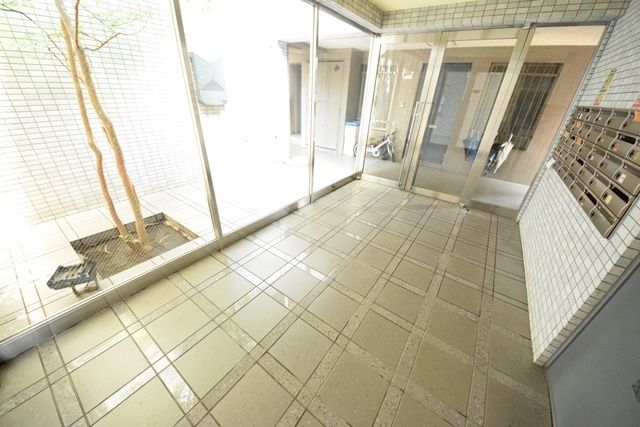 【横浜市旭区東希望が丘のマンションのエントランス】