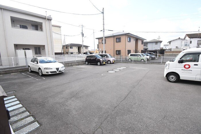 【高松市春日町のアパートの駐車場】