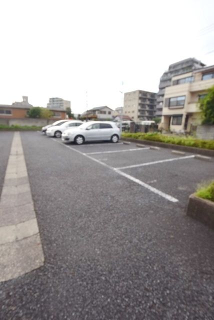 【足立区東綾瀬のマンションの駐車場】