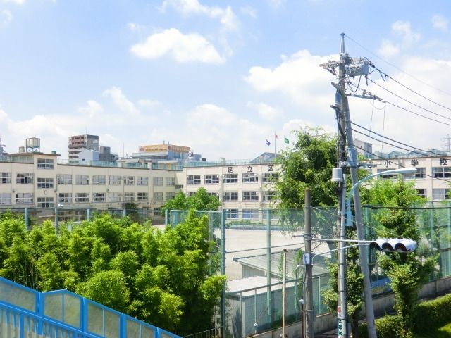 【足立区東綾瀬のマンションの小学校】