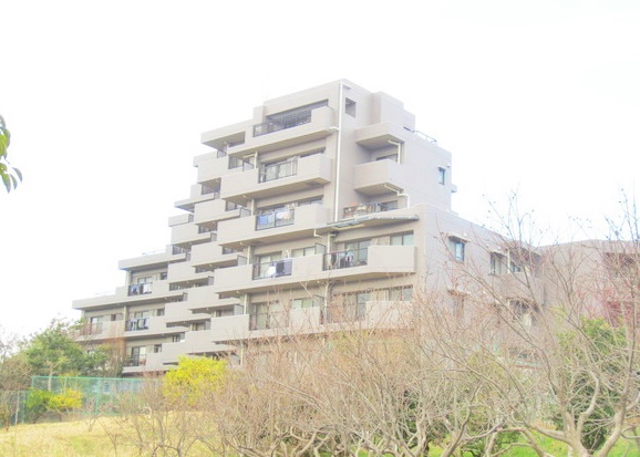 横浜市栄区小菅ケ谷のマンションの建物外観