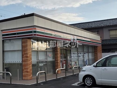 コンビニ　セブンイレブン 春江町江留下店（コンビニ）まで587m