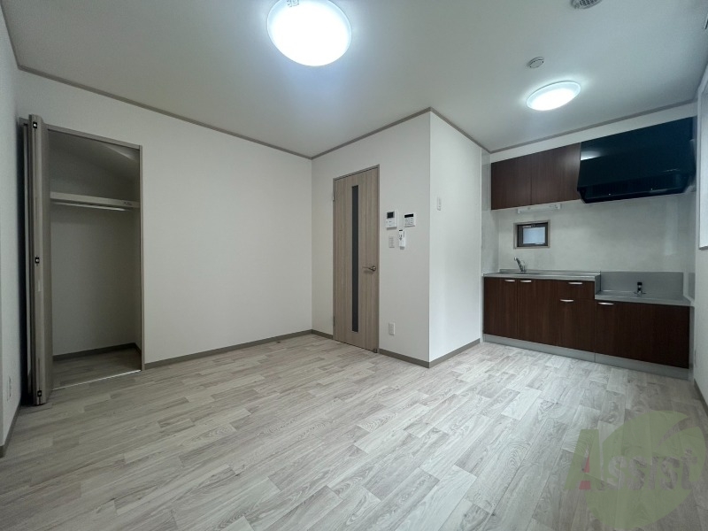 居室・リビング　リビングは清潔感のあるフローリングで収納もあります。