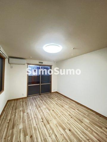 居室・リビング　落ち着いた色調の洋室です