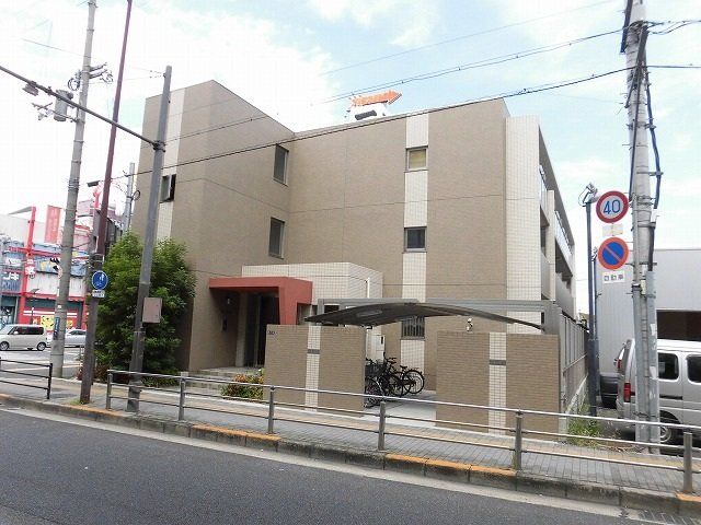 建物外観　３階建ての綺麗な建物です。