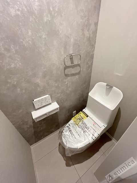 トイレ　人気アイテムの温水洗浄便座。清潔感のあるトイレです。