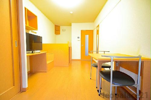 居室・リビング　1階フローリング。2階カーペット敷き。同タイプの写真です。