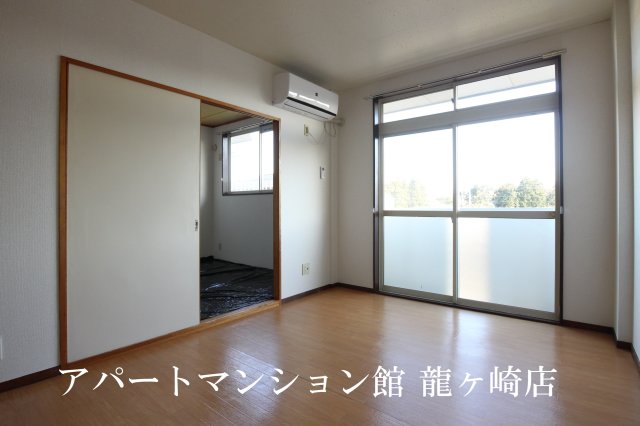 居室・リビング　エアコン完備のリビング♪