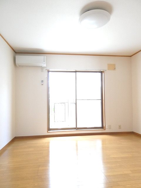 居室・リビング　写真は101号室(参照)