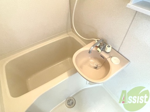 バス・シャワールーム　浴室はシンプル。一人暮らしにはちょうど良いサイズですね。