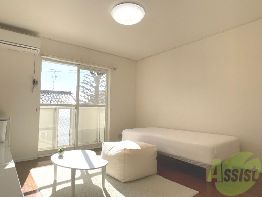 居室・リビング　８帖の洋室になります。日差しが明るい印象でした。