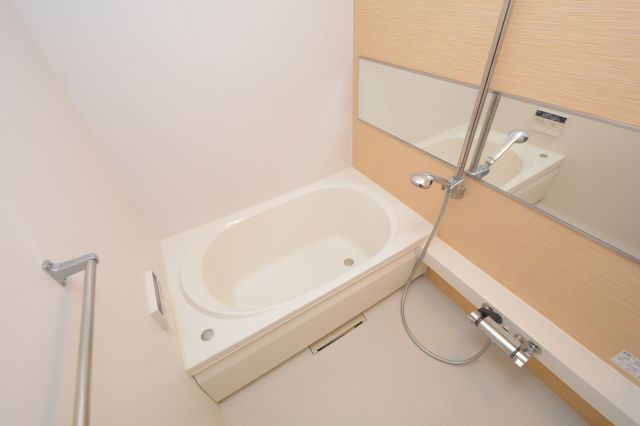 バス・シャワールーム　追い炊き機能付きで便利☆