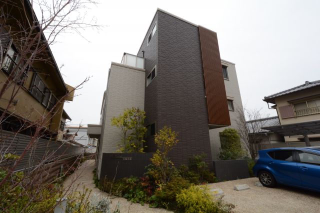 建物外観　敷地内に駐車場あります☆