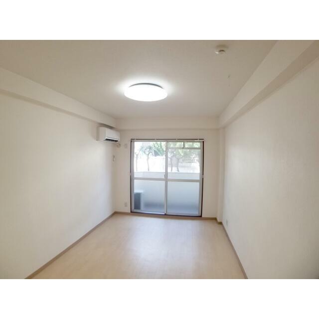 居室・リビング　同物件別部屋