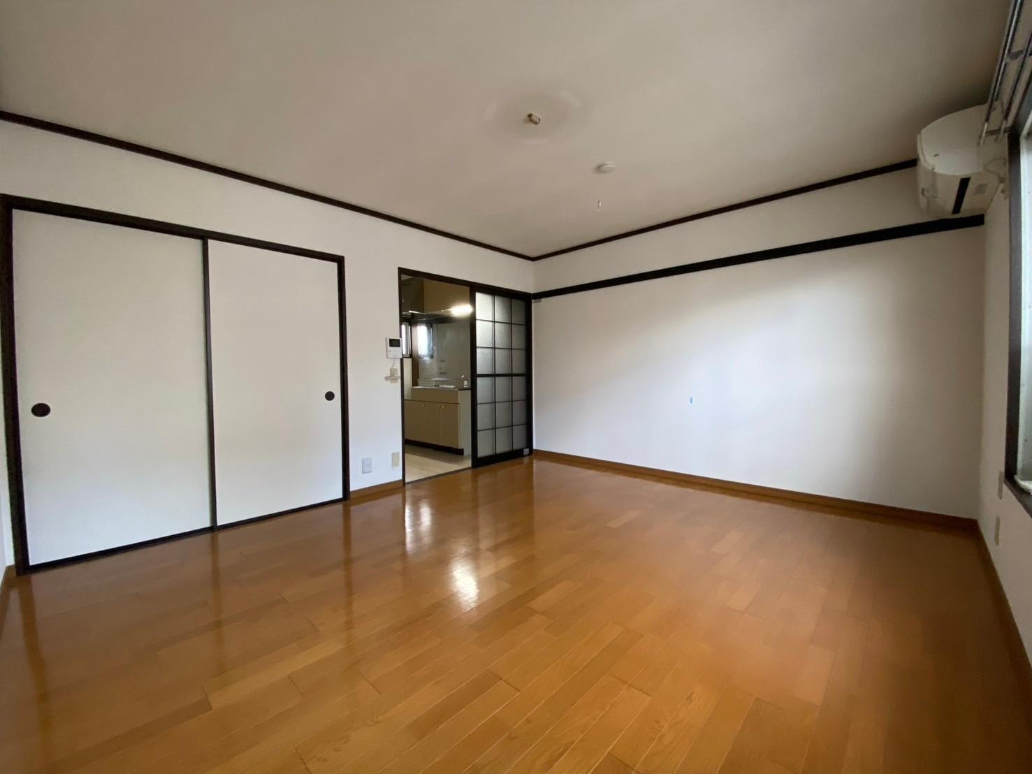 居室・リビング　フローリング9帖の洋室です(別号室参考写真)