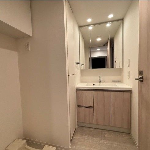 洗面設備　明るい洗面所です