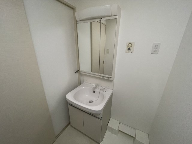 洗面設備　明るい洗面所です