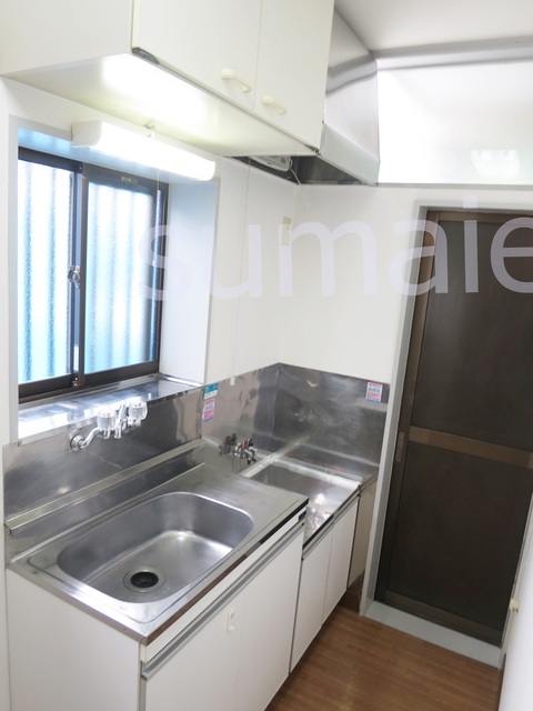 キッチン　キッチンは窓付きでガスコンロで2口設置可です☆