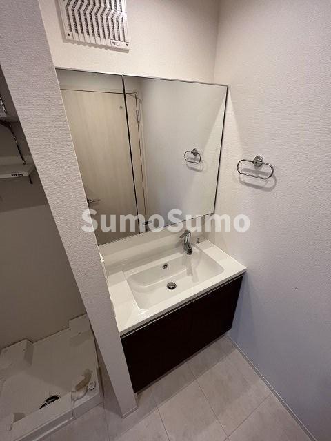 洗面設備　明るい洗面所です