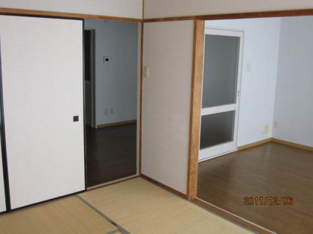 居室・リビング　リビングの横に和室