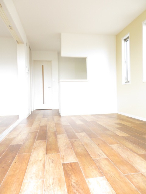 居室・リビング　南西向きで明るいＬＤＫ９．７帖