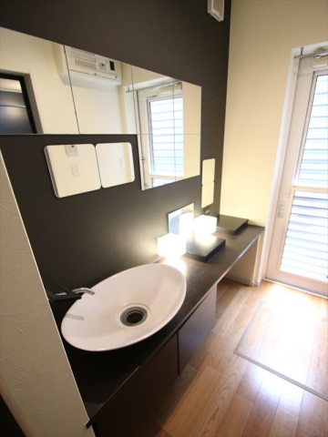 洗面設備　モダンな雰囲気の洗面所！