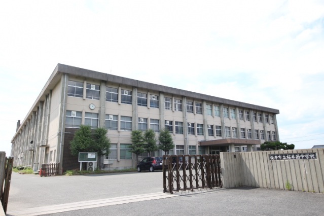 中学校　桜井市立桜井西中学校（中学校）まで976m